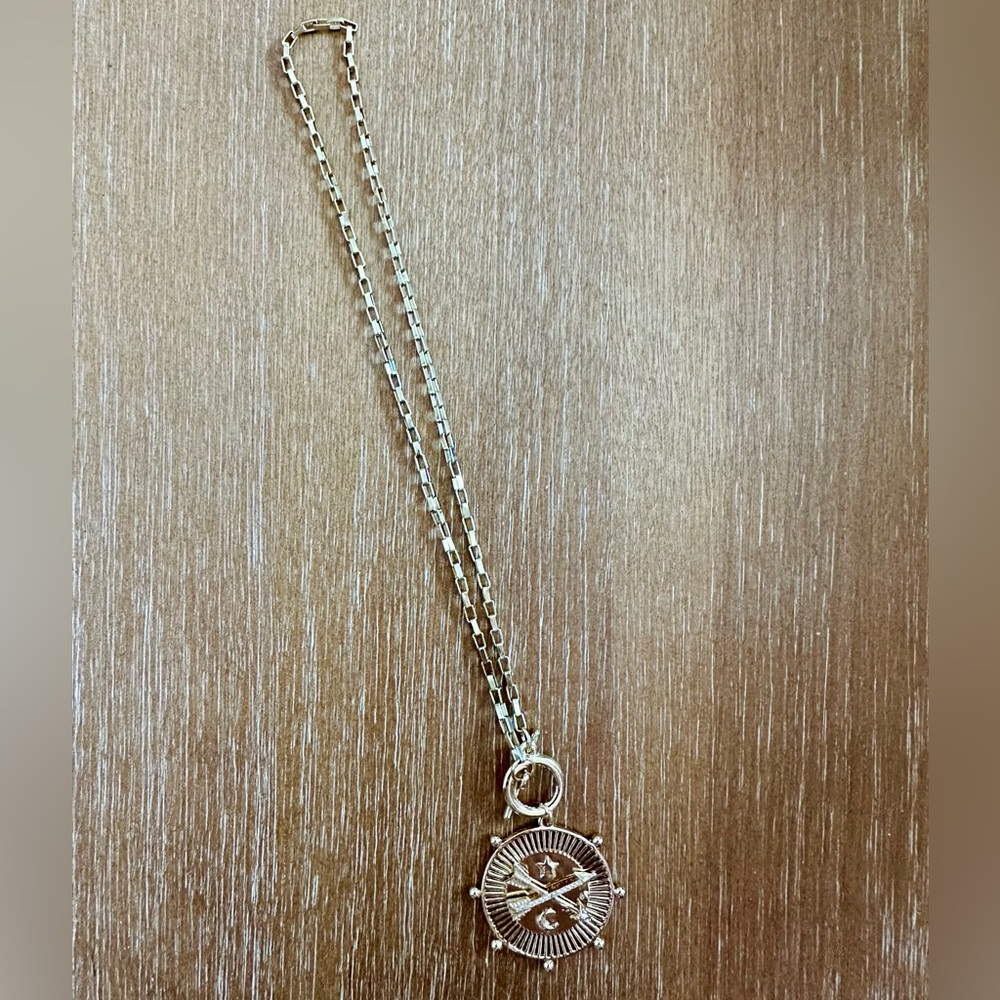 [NEW UNWORN] THE STYLED COLLECTION Odyssey Toggle Pendant, Gold